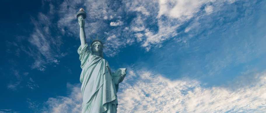 Turismo delante de la estatua de la libertad